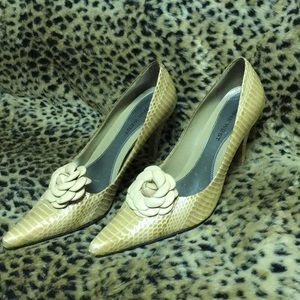 Reptile Skin Nine West Heel. Removable Flowers.